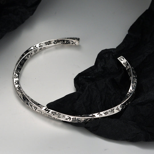 S925 silver Möbius bracelet by Yeha Maison, showcasing a sleek, twisted jewelry design with a smooth silver finish.